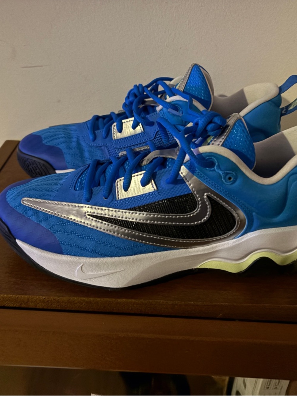 Men’s Giannis NIKE size 9